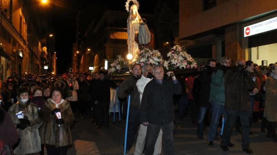 Numerosos fieles acuden a la procesión de las antorchas