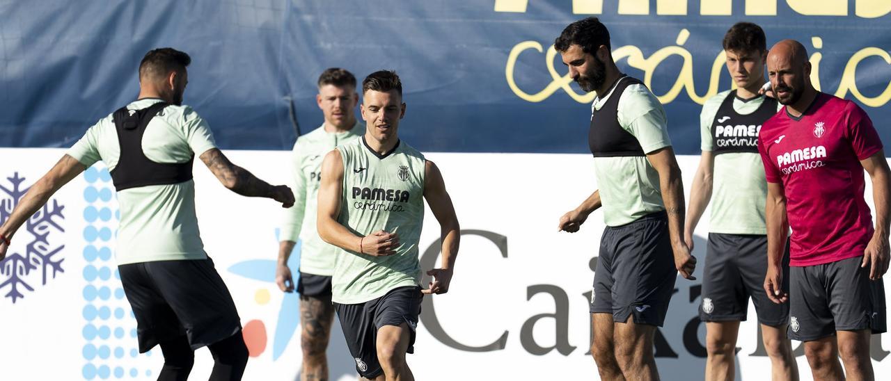 Gio Lo Celso (c), tras cruzar el charco para jugar con Argentina, ha completado, con el del sábado, los tres entrenamientos previos del Villarreal antes de jugar este domingo.