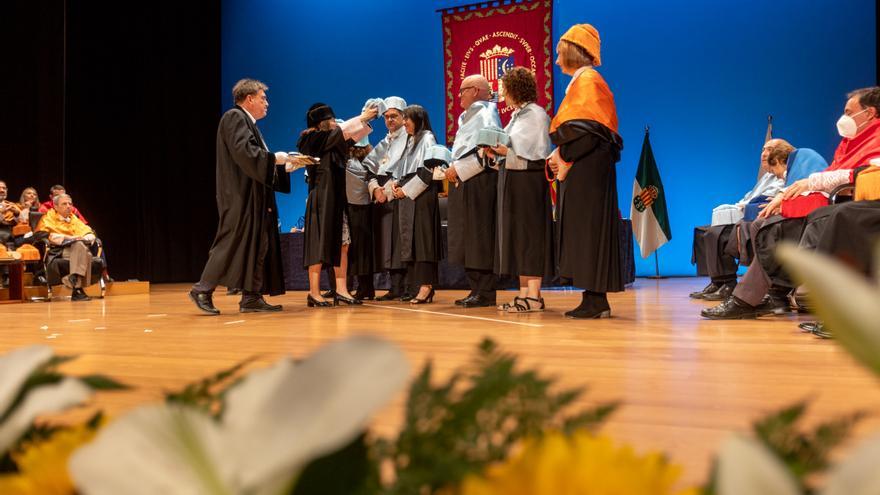 La rectora de la UA trata de limar asperezas sobre Medicina con la UMH en la clausura del curso