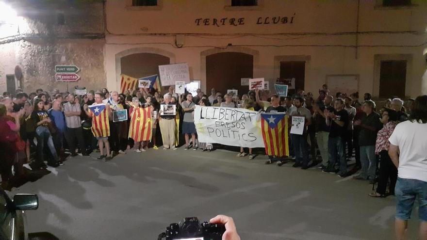 Imagen de la protesta celebrada en LlubÃ­ el dÃ­a en el que se conociÃ³ la sentencia del ProcÃ©s y que contÃ³ con la presencia del equipo de gobierno de MÃ©s.