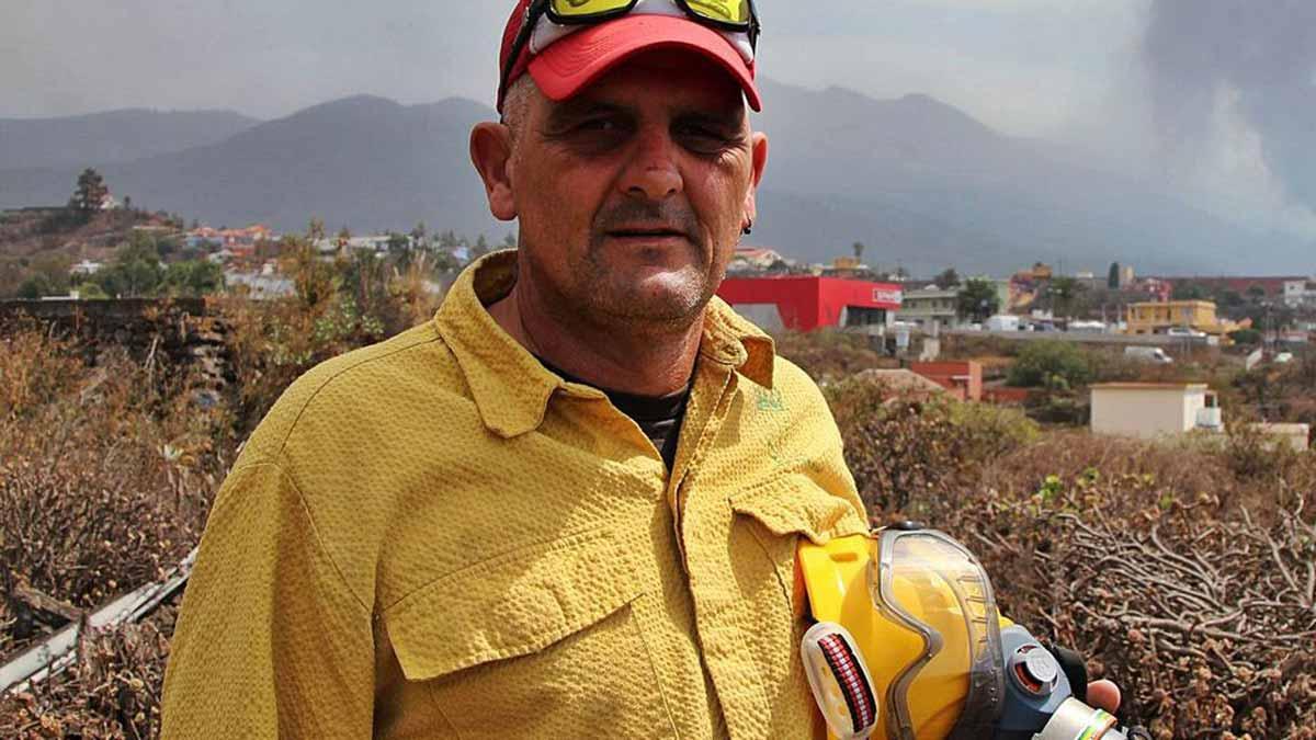 Manuel Villalba posa con una de las fumarolas del volcán de Tajogaite al fondo.