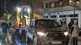 Una Cabalgata del Ninot pasada por agua acaba con altercados en el Gran Teatre de Xàtiva