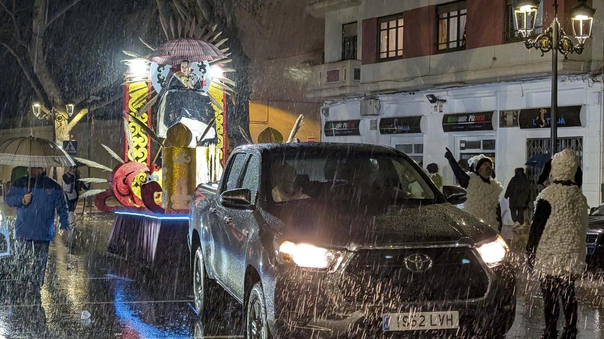 Así finalizó la "tormentosa" cabalgata del ninot pasada por agua y con varios incidentes