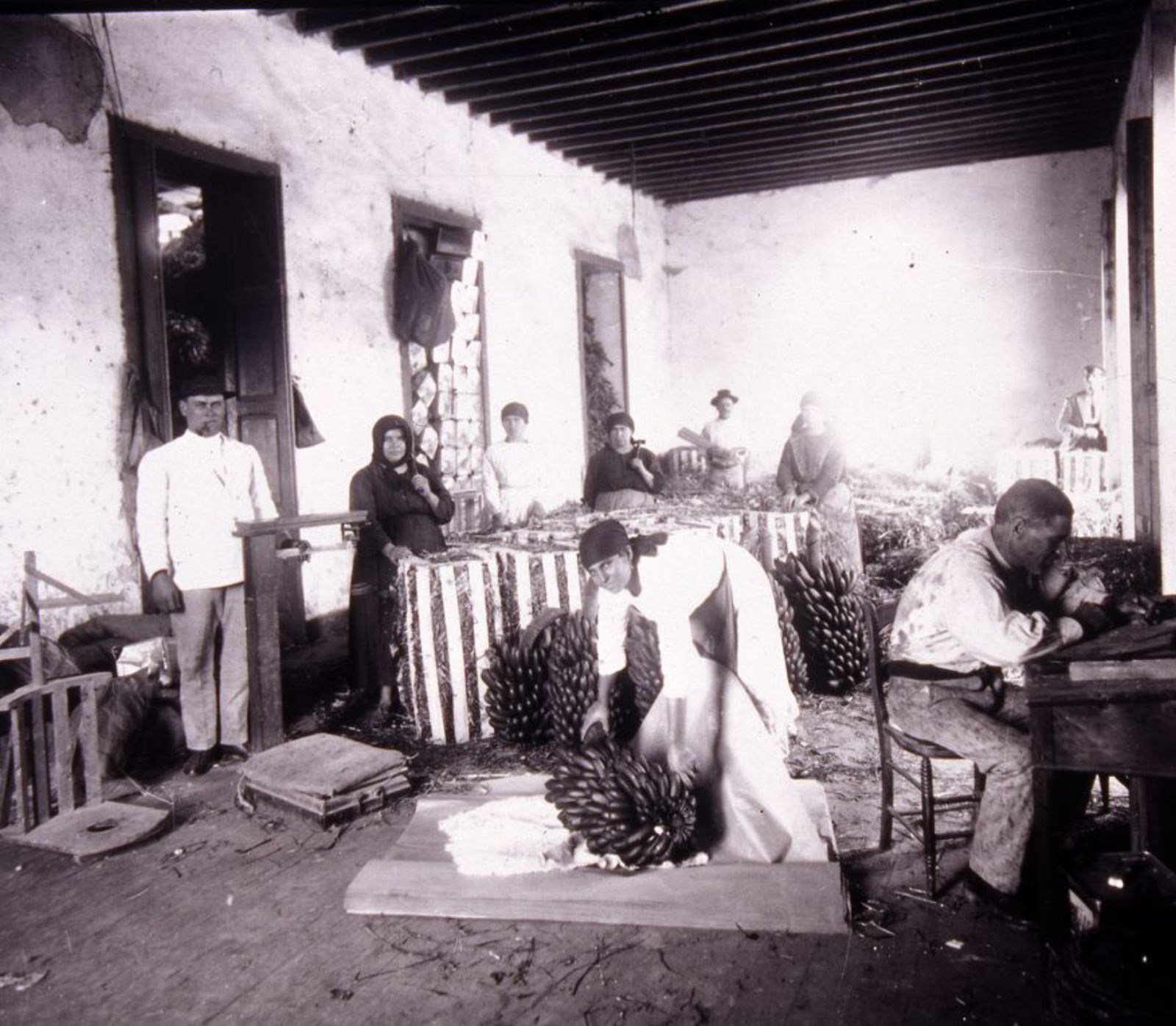 Un señor registrando el número de bultos en la década de los años 20.