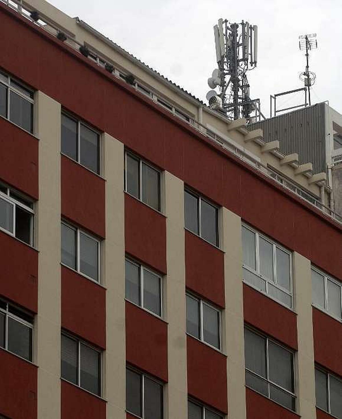 Antena de telefonía sobre un edificio de la calle Oleoducto. / juan varela