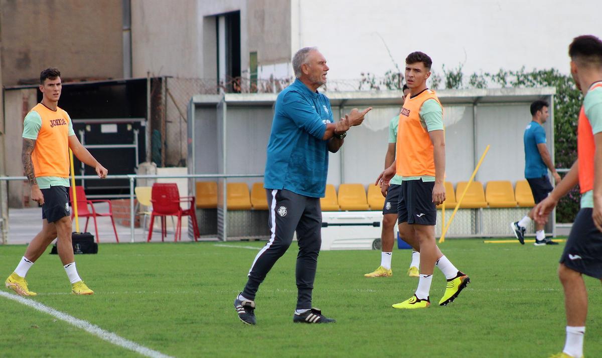 Miguel Álvarez dirigiendo un entrenamiento esta temporada.