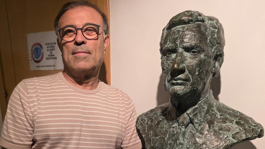 Albert, junto a uno de los dos bustos que realizó para Luis del Olmo.