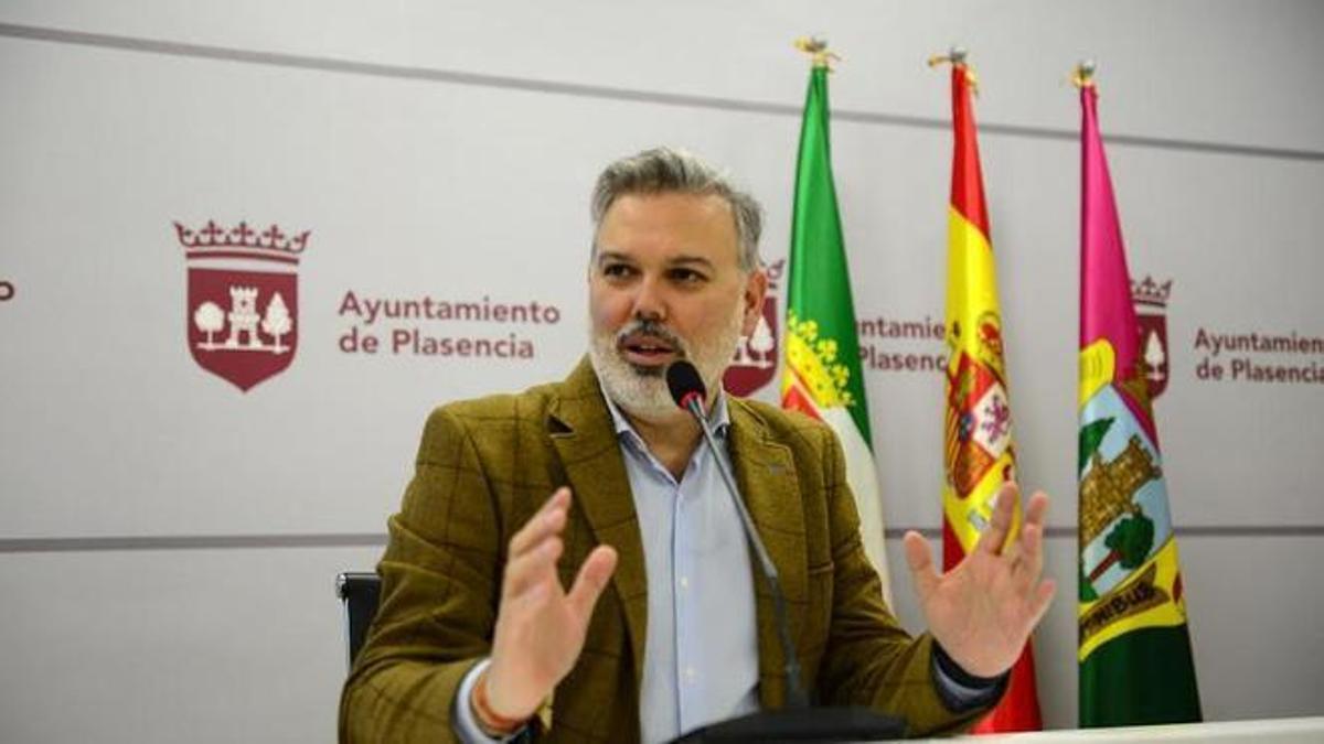 Pizarro durante el balance ofrecido ayer en el Ayuntamiento de Plasencia.