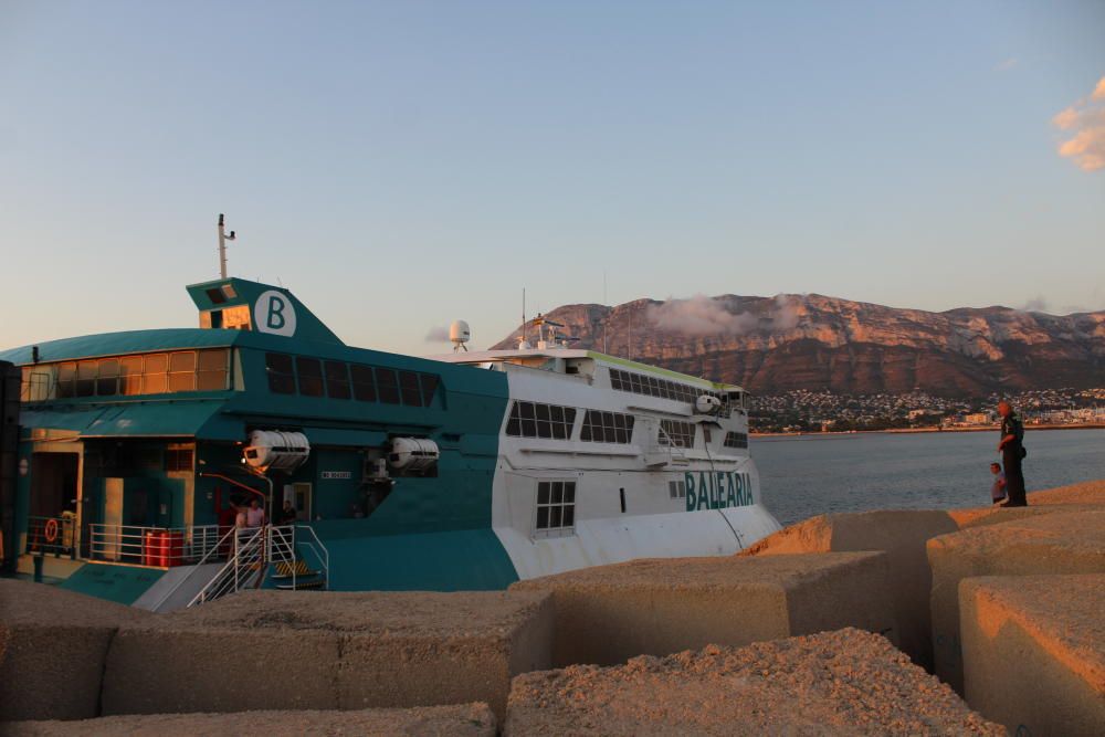 Un ferry con 400 pasajeros encalla en el puerto de Denia