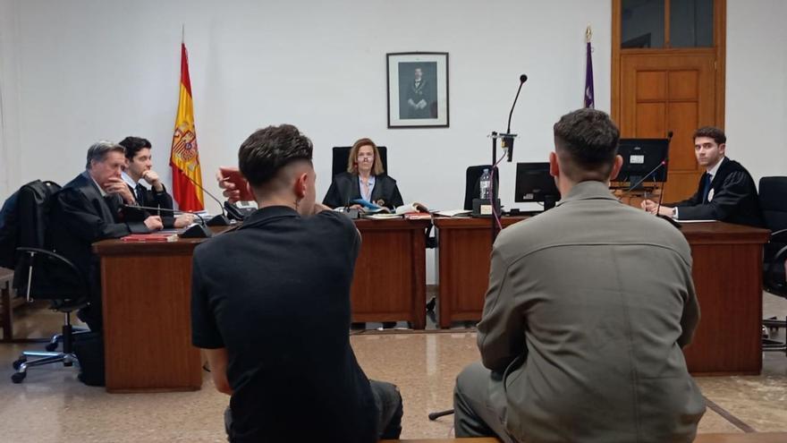 Los dos jóvenes condenados, ayer durante la vista celebrada en un juzgado de lo penal de Palma. | M.O.I.