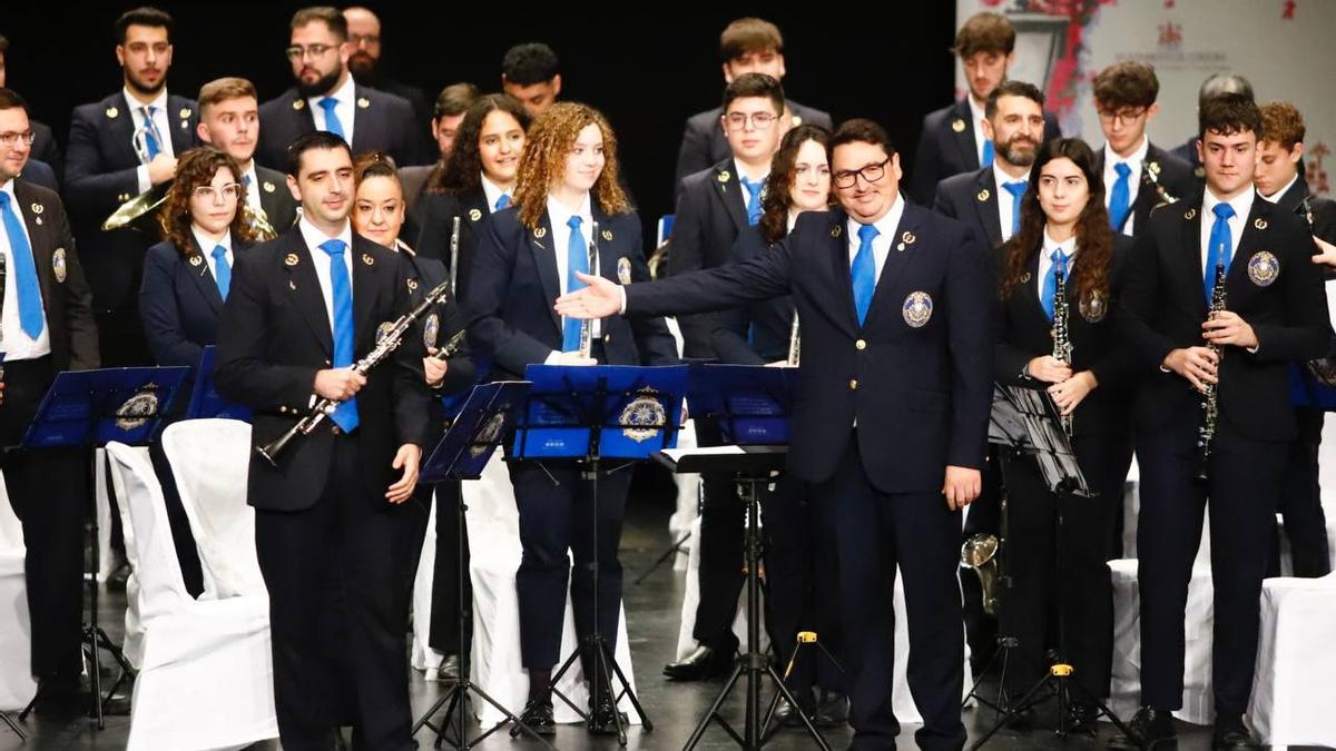 Imagen de una de las bandas tras acabar su concierto.