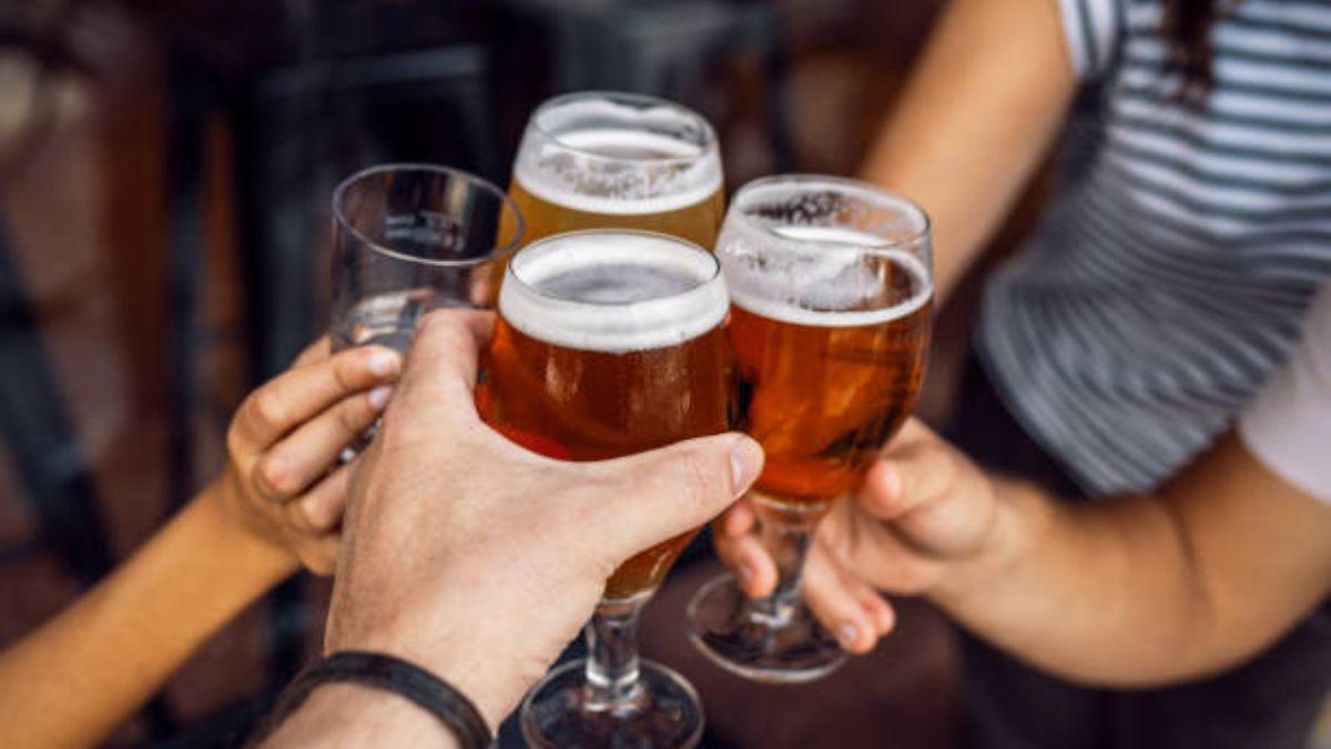 Gente brindando con cerveza