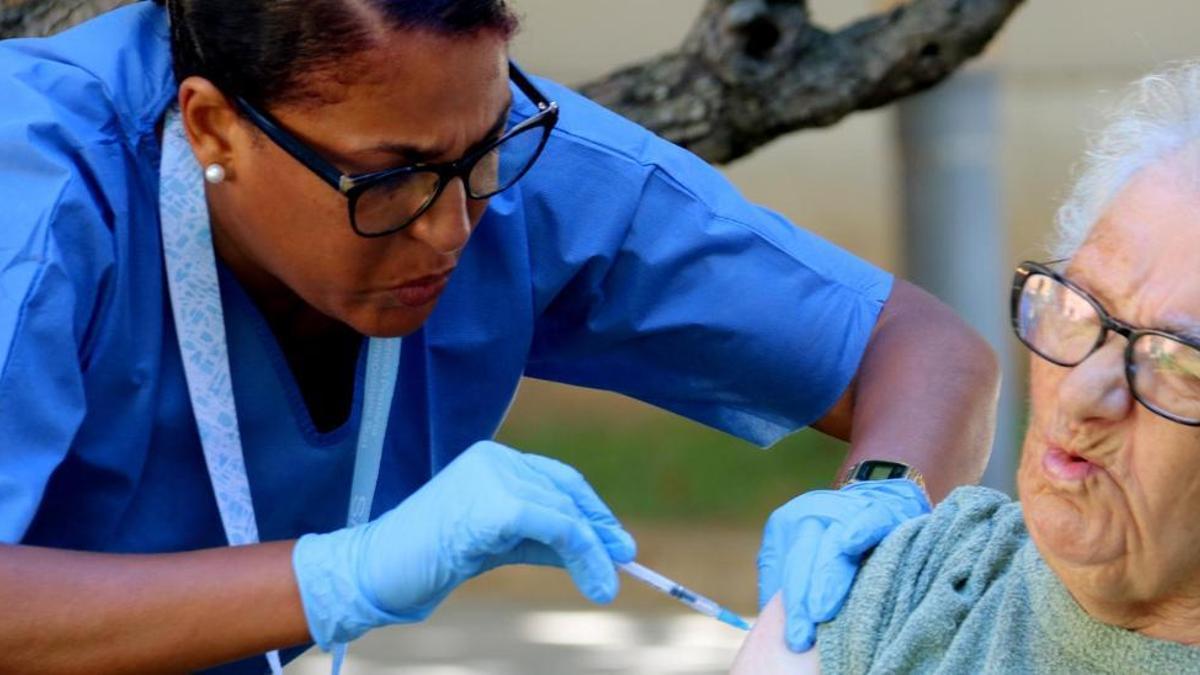 La primera usuària de residència vacunada ahir, a l'Hospitalet de Llobregat. | ACN