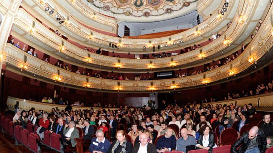 Público en una gala en el Teatro Rosalía. / J.Varela