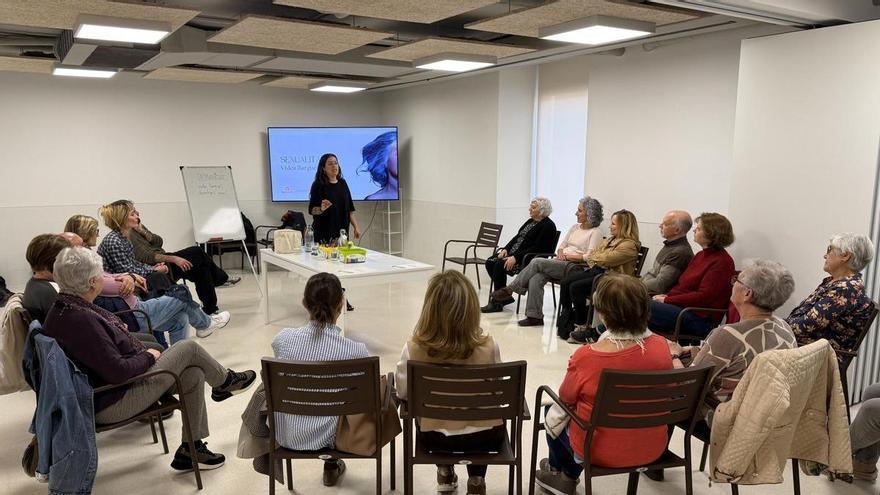 "Vidas largas, deseos vivos": Ontinyent rompe tabúes sobre la sexualidad en la tercera edad