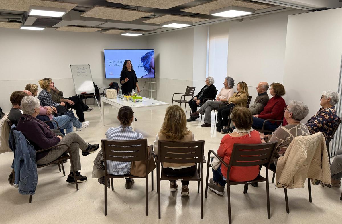 Taller sobre sexualidad en la tercera edad en la Casa del Delme de Ontinyent.