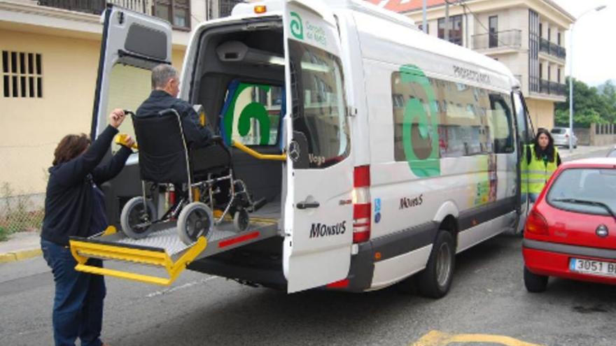 Un usuario con problemas de mobilidade facendo uso do microbús adaptado de Ames / concello de ames