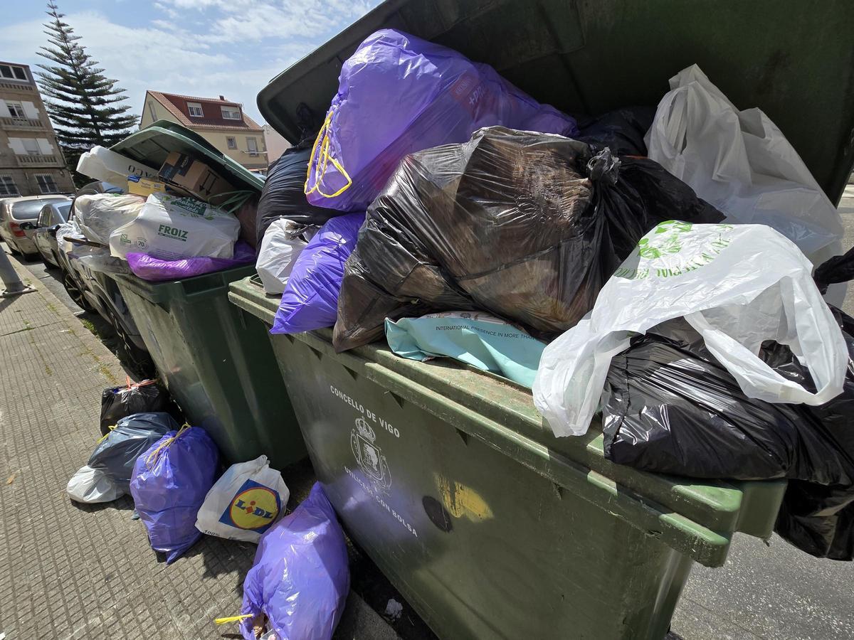 Las bolsas y desperdicios se acumulan en Vigo por la huelga de basura