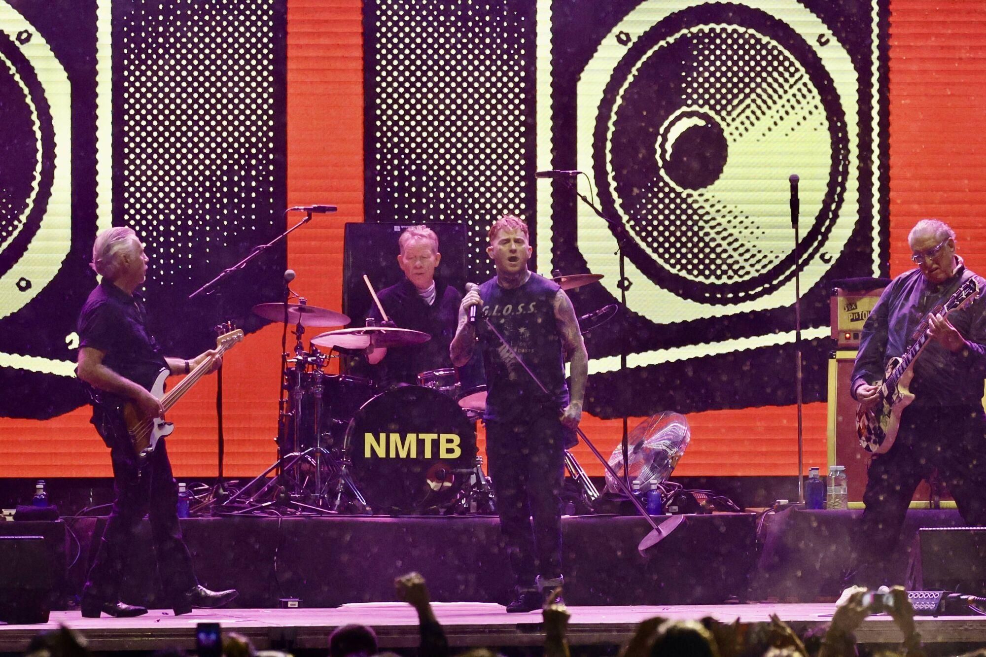 Así fue el concierto de los "Sex Pistols" en el festival Tsunami de Gijón.