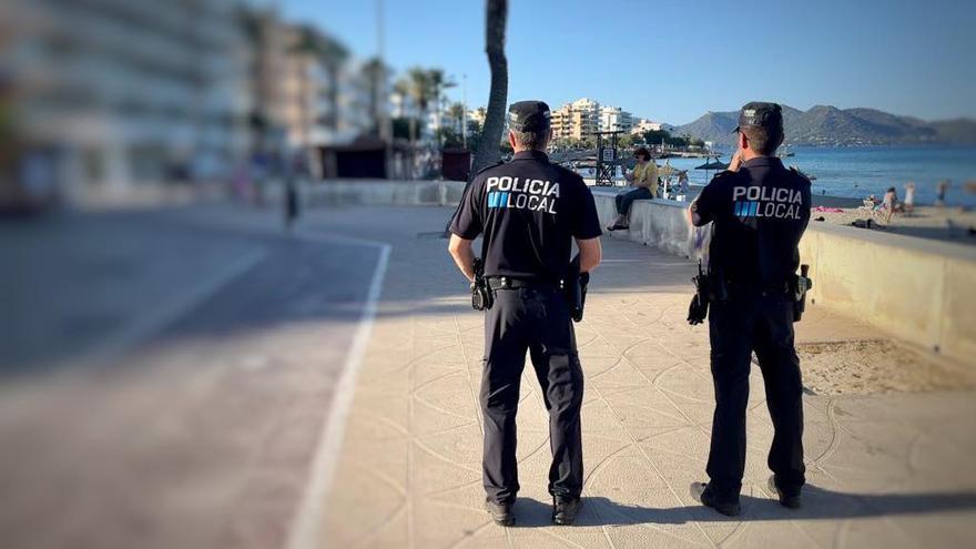 Dos agentes patrullan por la costa del municipio de Son Servera.