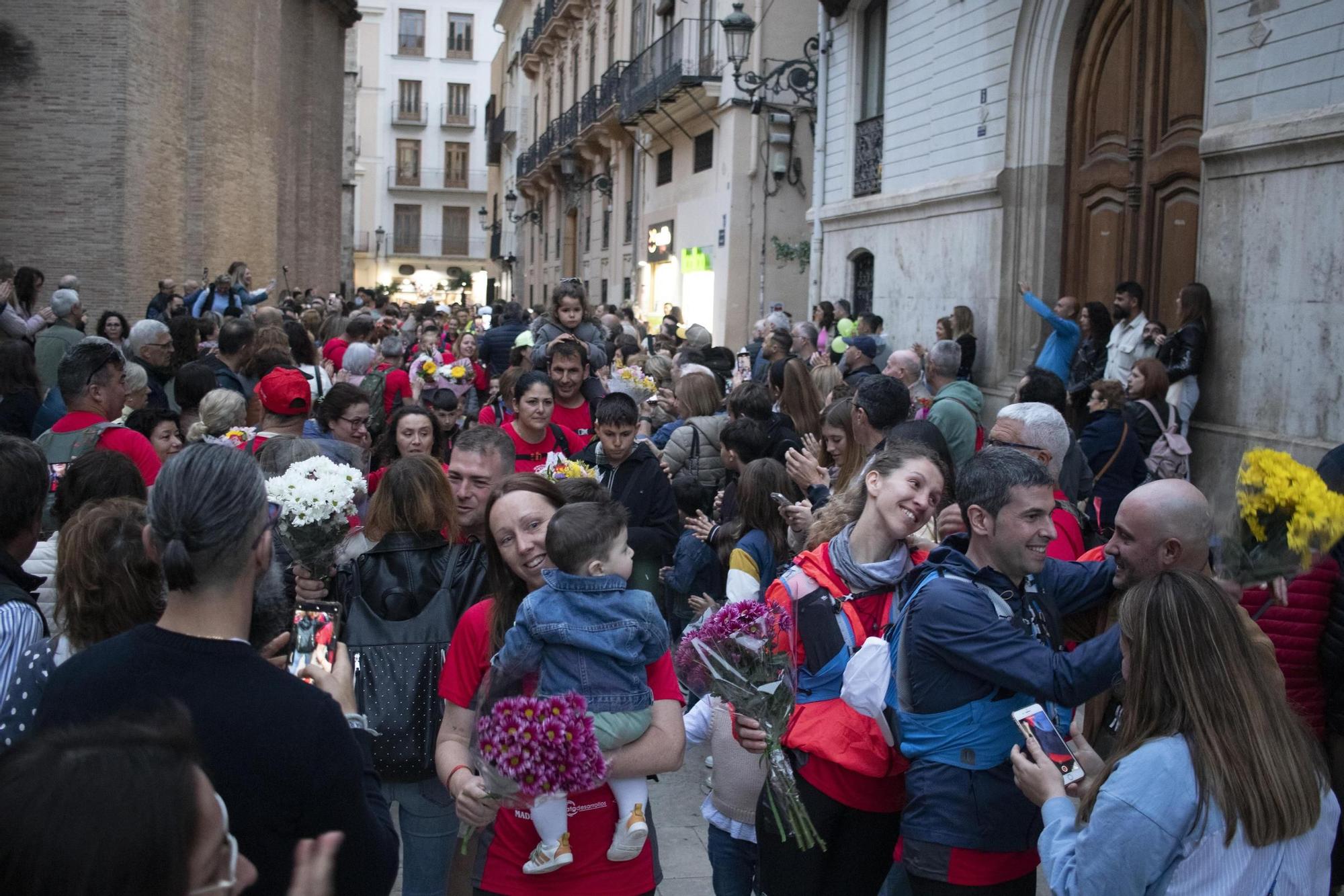 Más de 140 personas peregrinan de Canals a València