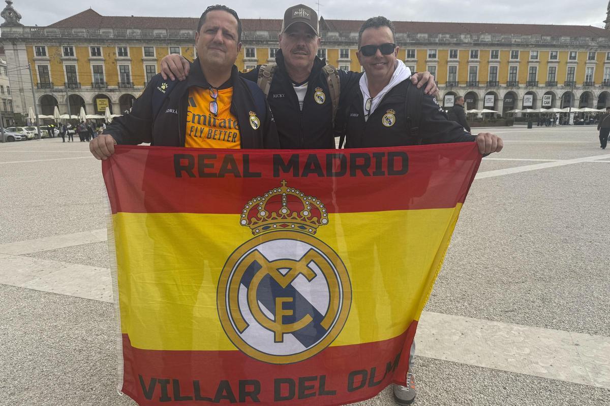 Aficionados del Real Madrid este martes en una céntrica plaza de Lisboa (Portugal), horas antes del duelo de la Liga de Campeones ante el Benfica.
