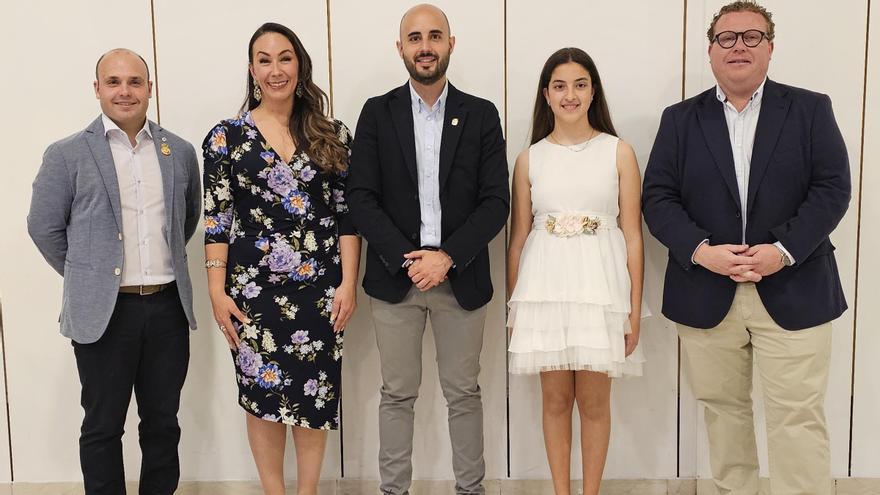 Las falleras mayores junto a las autoridades municipales y falleras.