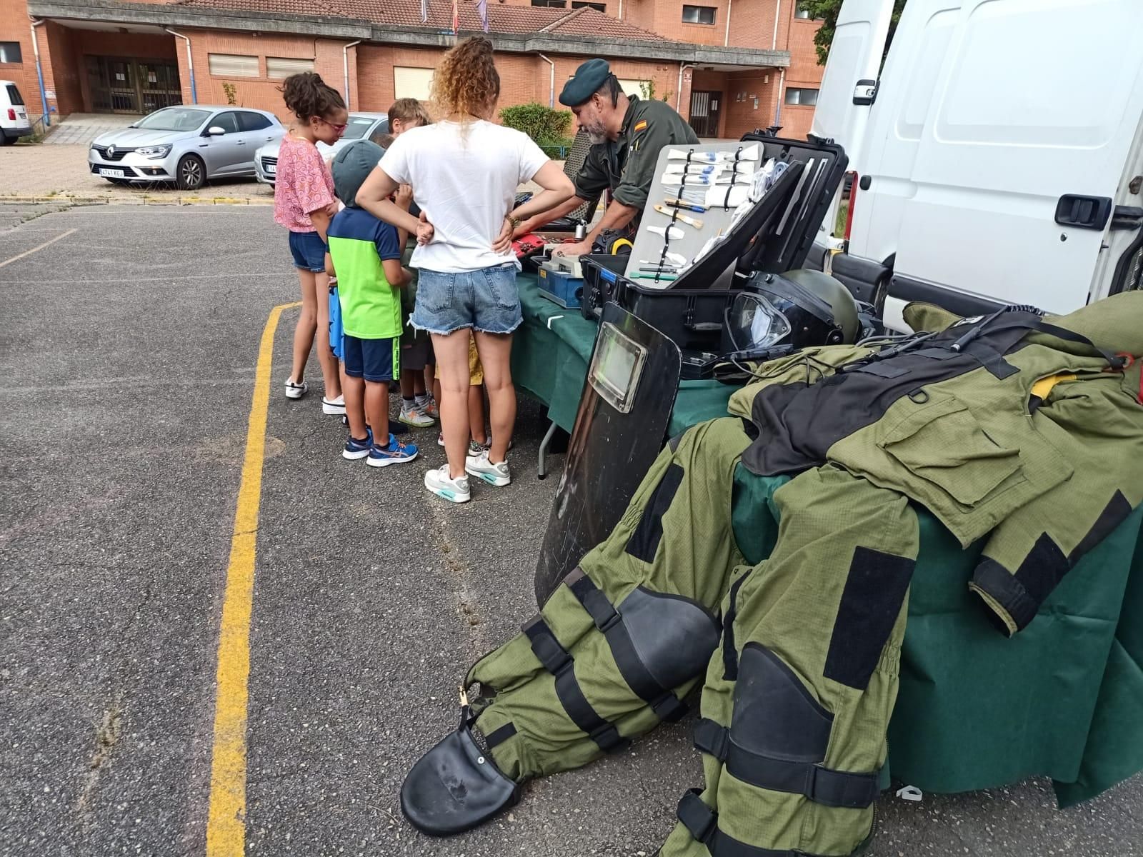 Demostración de la Guardia Civil en el colegio Elena Sánchez Tamargo de Laviana