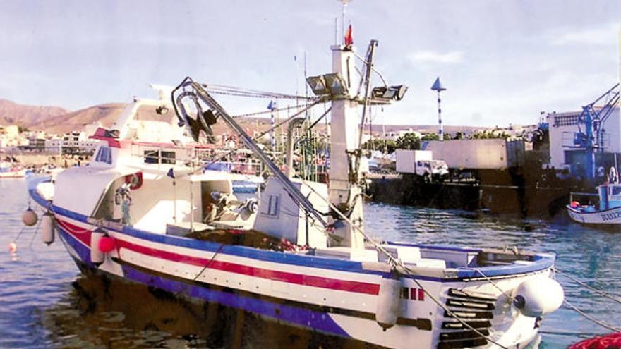 Fotografía del Nuevo Francisco Javier  en el puerto de Arguineguín donde permaneció durante varios años después de que un pescador de la localidad moganera lo adquiriera en el año 2000, para venderlo seis años después.