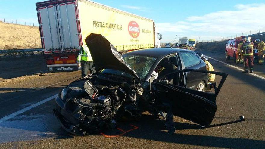 Herida una mujer tras colisionar su turismo con un tráiler en la A-23 en Villanueva de Gállego