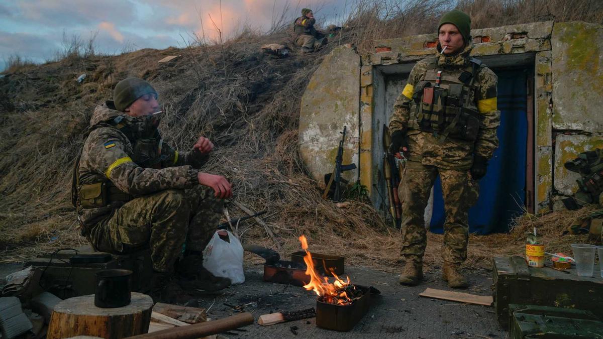 Militars ucraïnesos dinen a les posicions de combat de la base aèria militar Vasylkiv