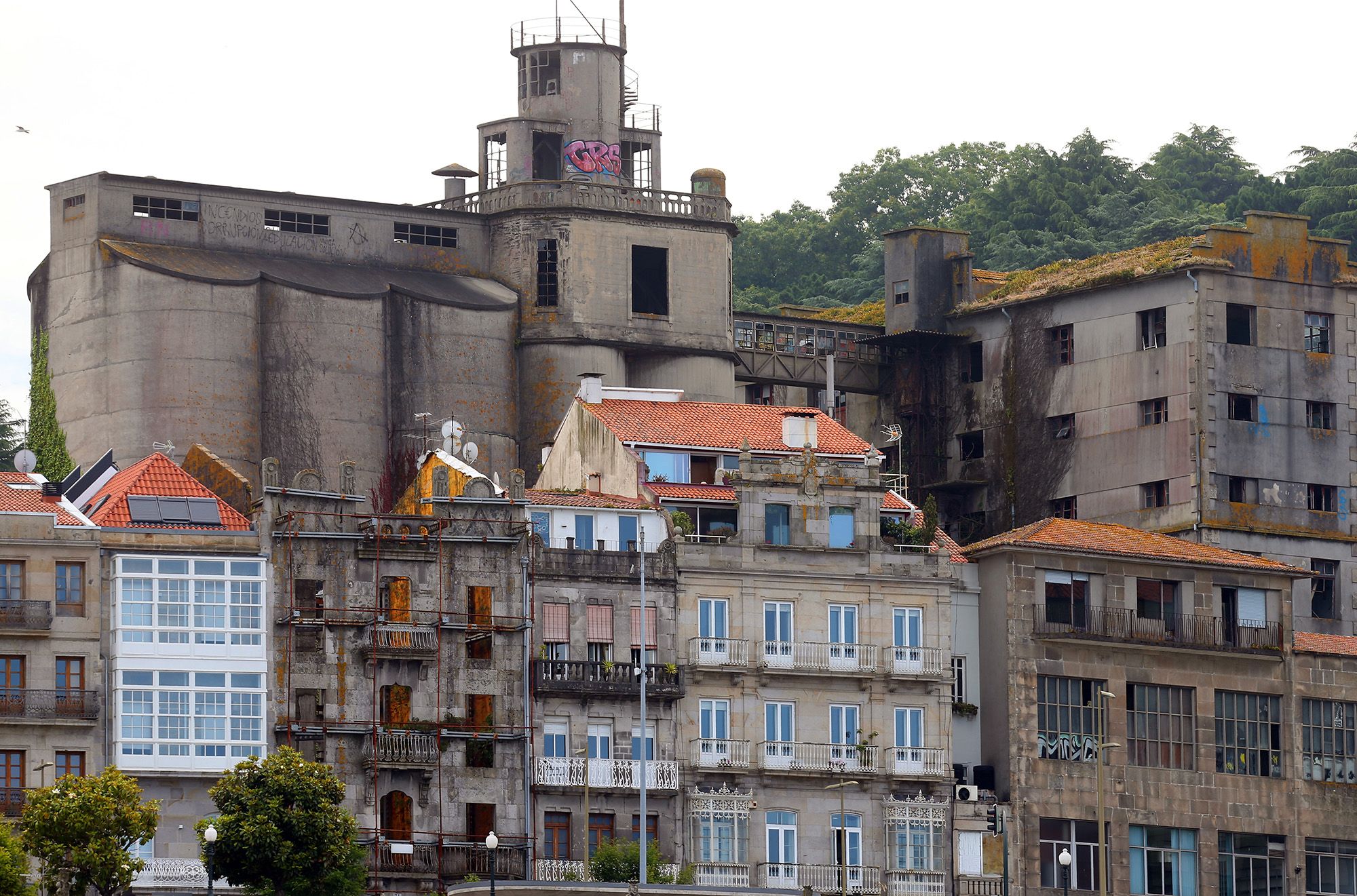 Vista general del edificio de la panificadora en ruinas en 2021 Marta G. Brea.jpg
