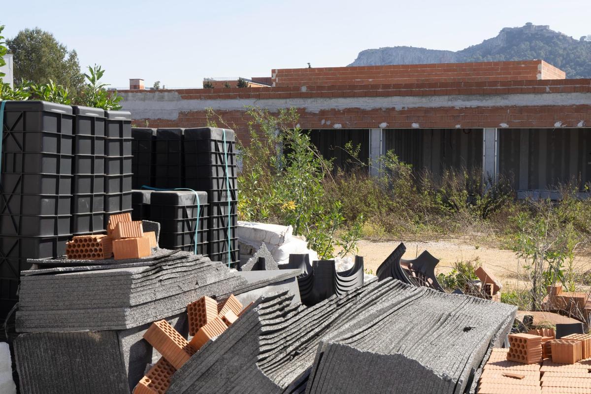 Material abandonado en el colegio Pla de la Mezquita de Xàtiva.