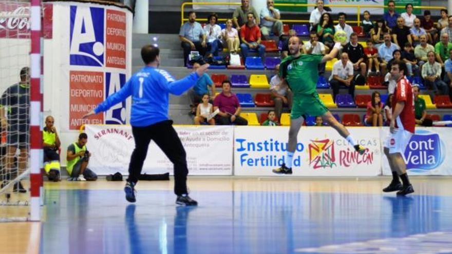 El Antequera pierde ante un rival de &#039;su Liga&#039; y abre la primera crisis en el banquillo