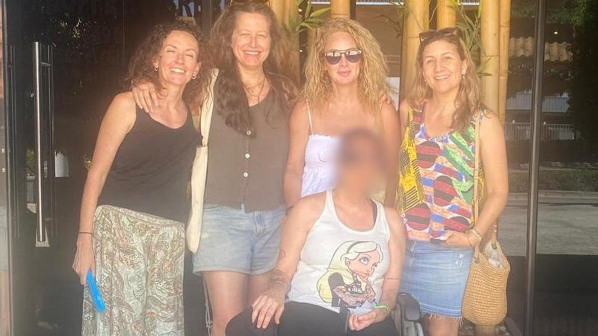 Grupo de amigas de la fan de El Último de la Fila que no pudo ver el concierto tras quedarse en silla de ruedas