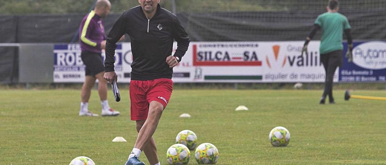 Chuchi Collado, entrenador del Caudal, durante el entrenamiento de ayer.