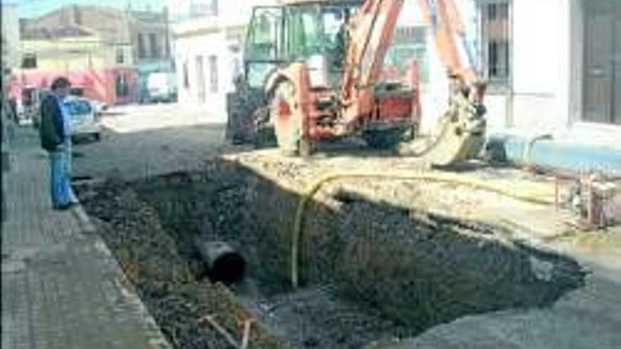 Tres roturas de tuberías dejan sin suministro de agua varias calles