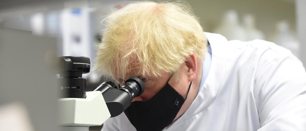Boris Johnson ayer durante su visita a un laboratorio en Inglaterra.