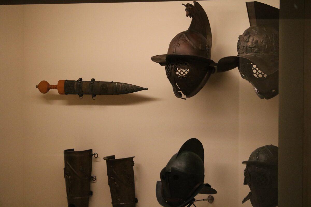 Destacan algunas armas y defensas originales de Pompeya