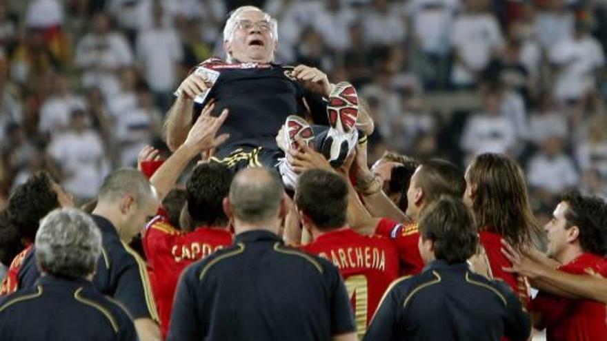 Luis Aragonés, manteado por los jugadores tras ganar la Eurocopa de 2008.