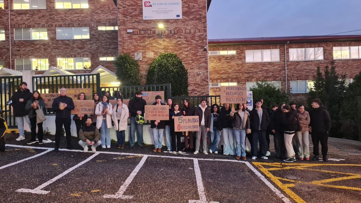 Alumnado del IES Carlos Casares de Vigo se suman a las reivindicaciones del profesorado en una nueva jornada de huelga.