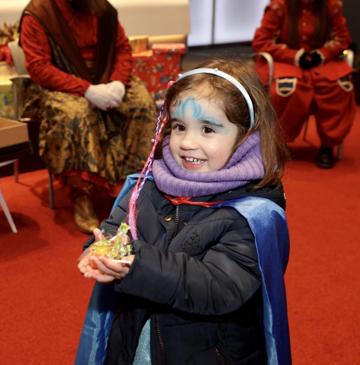 Aroha enseña los caramelos que le regaló Aliatar a sus padres.