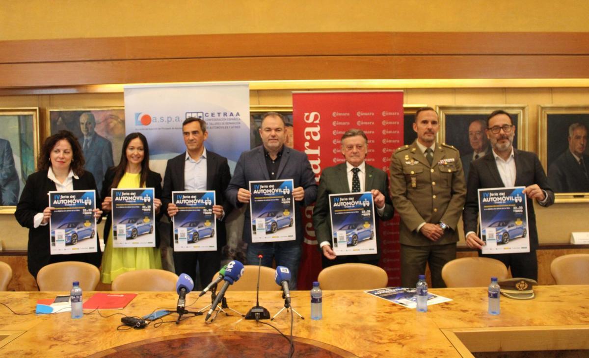 Por la izquierda, Amparo Barrios, Isabel Barja, Miguel Pérez Carballo, Carlos Paniceres, José Ramón Prado, Ignacio Costa y Marcos Alonso, ayer, durante la presentación de la IV Feria del Automóvil «Ciudad de Oviedo», en la Cámara de Comercio. | JER OSPINA