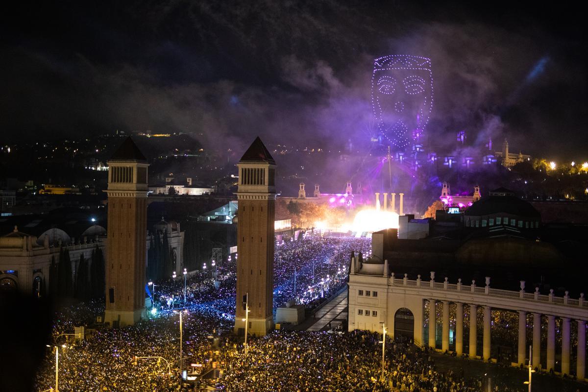 Fiesta para celebrar el paso del 2022 al 2023 junto a la Fuente Mágica de Montjuïc de Barcelona