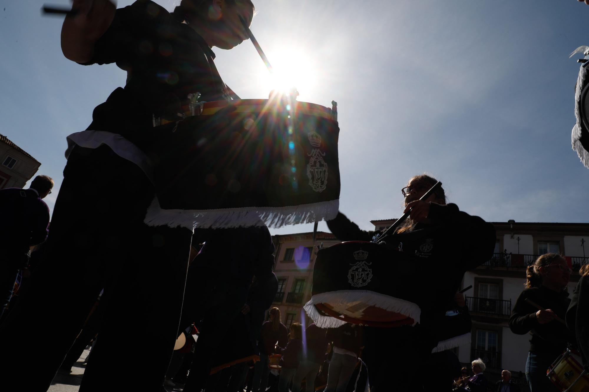 EN IMÁGENES: La tamborrada del Viernes Santo en Avilés