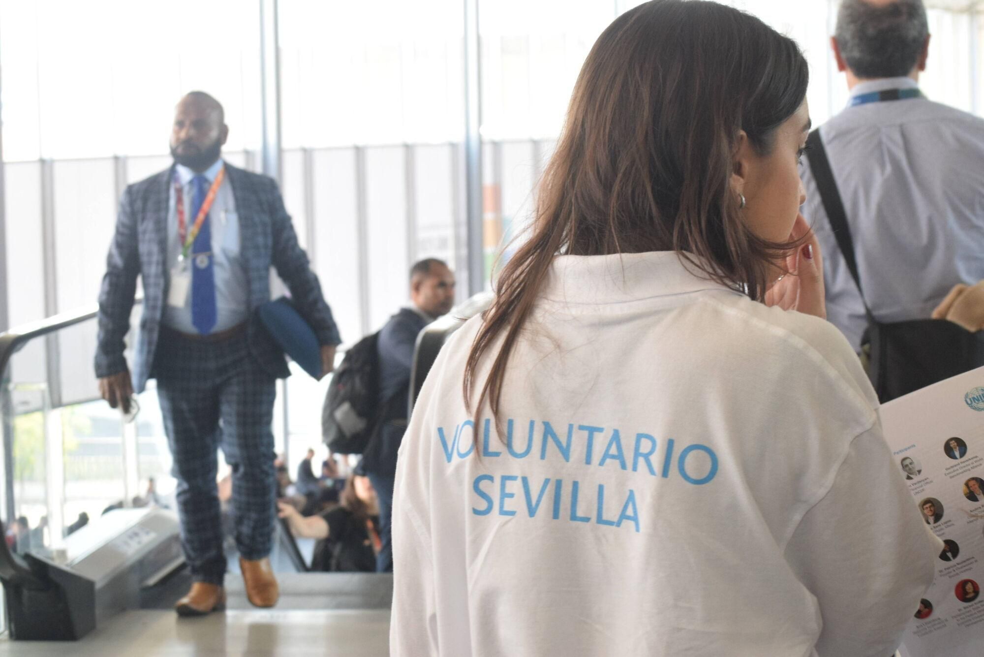 Voluntarios en el hall del Palacio de Congresos y Exposiciones Sevilla durante la IV Conferencia Internacional para la Financiación al Desarrollo de la ONU