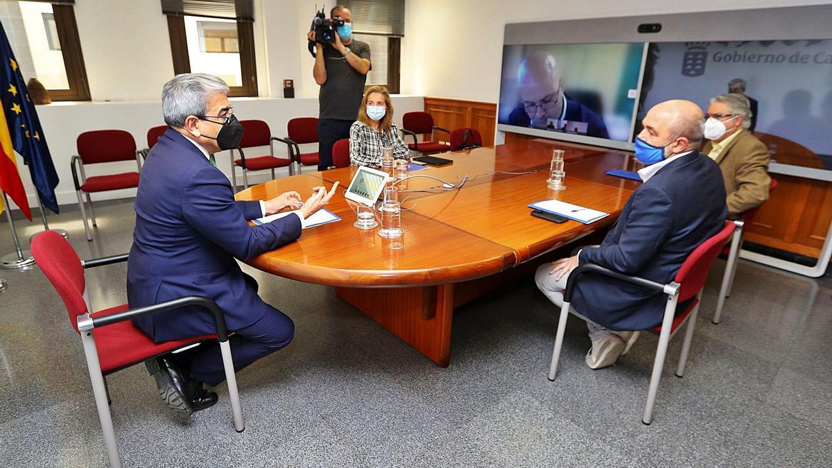 De izquierda a derecha Román Rodríguez, Susana Pérez, Martín Marrero y José María Mañaricúa en la reunión semipresencial, en la que también estuvo Ashotel.