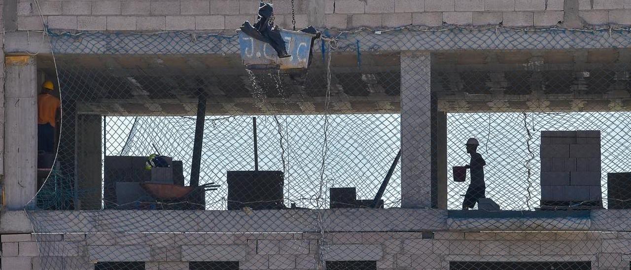 Edificio en construcción, sector en el que, junto al inmobiliario y el textil más retrasan los pagos.