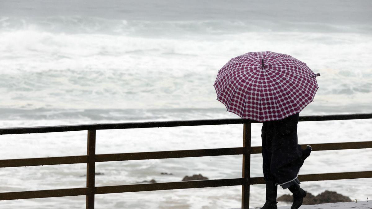 Una persona protegiéndose del temporal