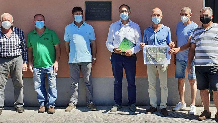 Jesús Otero (centro), durante su reunión con vecinos de la parroquia.